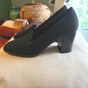 Adrienne Vittadini Black Shoes with Elegant Design